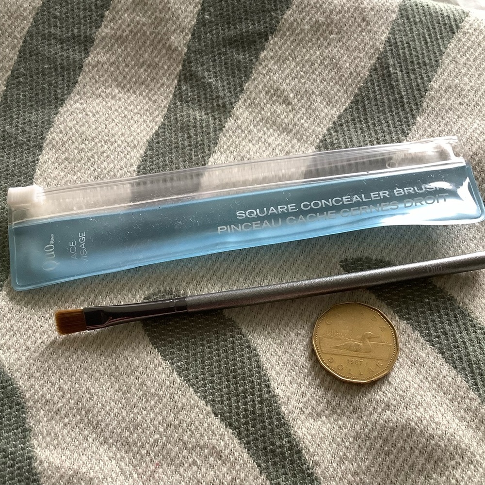New Quo small square concealer brush